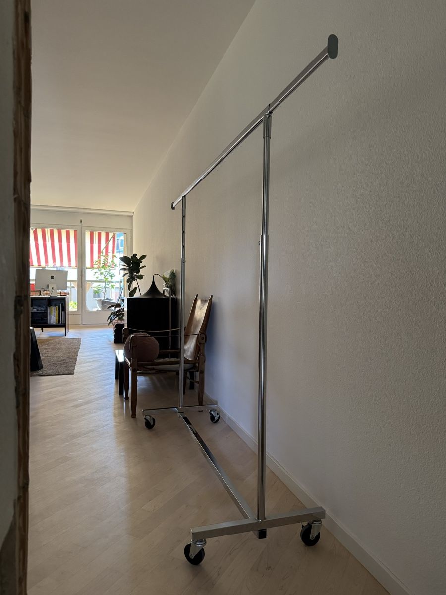 Pfister Garderobe: Verchromter Kleiderständer mit Rollen 220cm breit – Gebraucht aus Zürich von PhilippeMueller 5