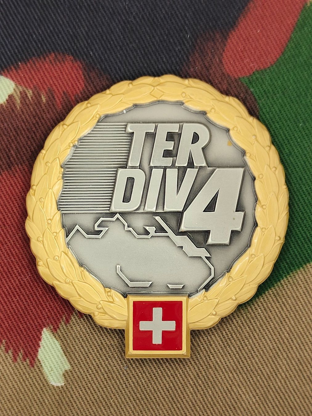 Schweizer Armee Plaketten & Abzeichen: Béretemblem Territorialdivision 4 Goldkranz, Variante 3 – Gebraucht aus Bauma von SwissMilitaria