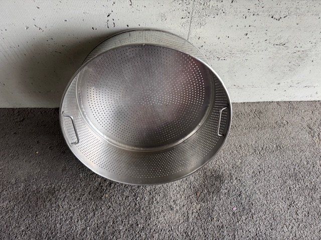 Küchengeräte: Grosses Edelstahlsieb - Löcher 4 mm – Gebraucht aus Biberstein von Lou13lou 1
