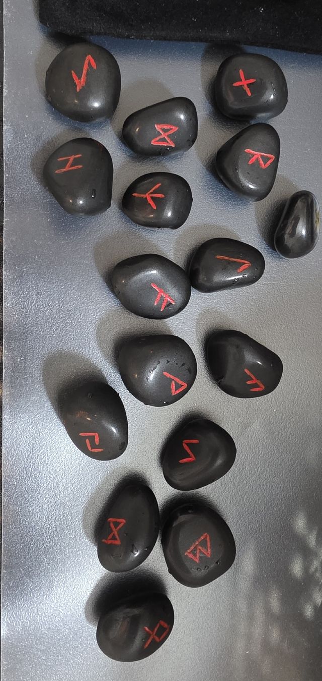 Minerali & Pietre curative: Runensteine Elder Futhark komplett mit Beutel – Nuovo (secondo la descrizione) da Au ZH venduto da MarieLou09 1