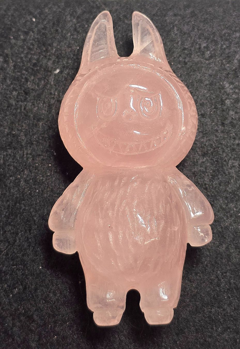 Minerali & Pietre curative: Madagaskar Rosenquarz Labubu 93g – Nuovo e nell'imballaggio originale da Matzingen venduto da Shay_Crystalz