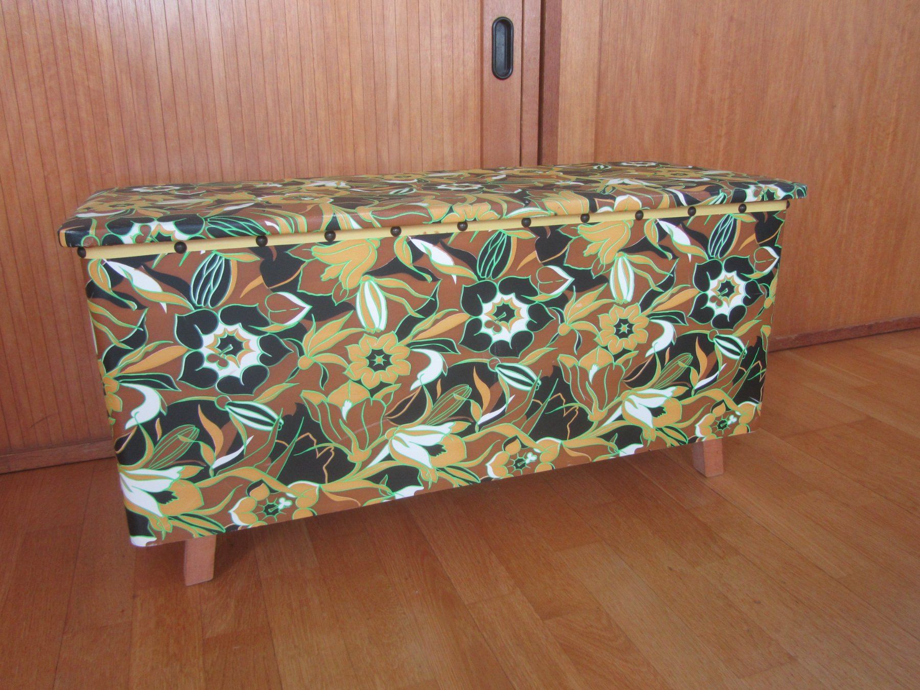 Cassapanche: Vintage Truhe mit Retro-Blumenmuster – Usato da Seengen venduto da mikelele