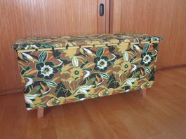 Vintage Truhe mit Retro-Blumenmuster