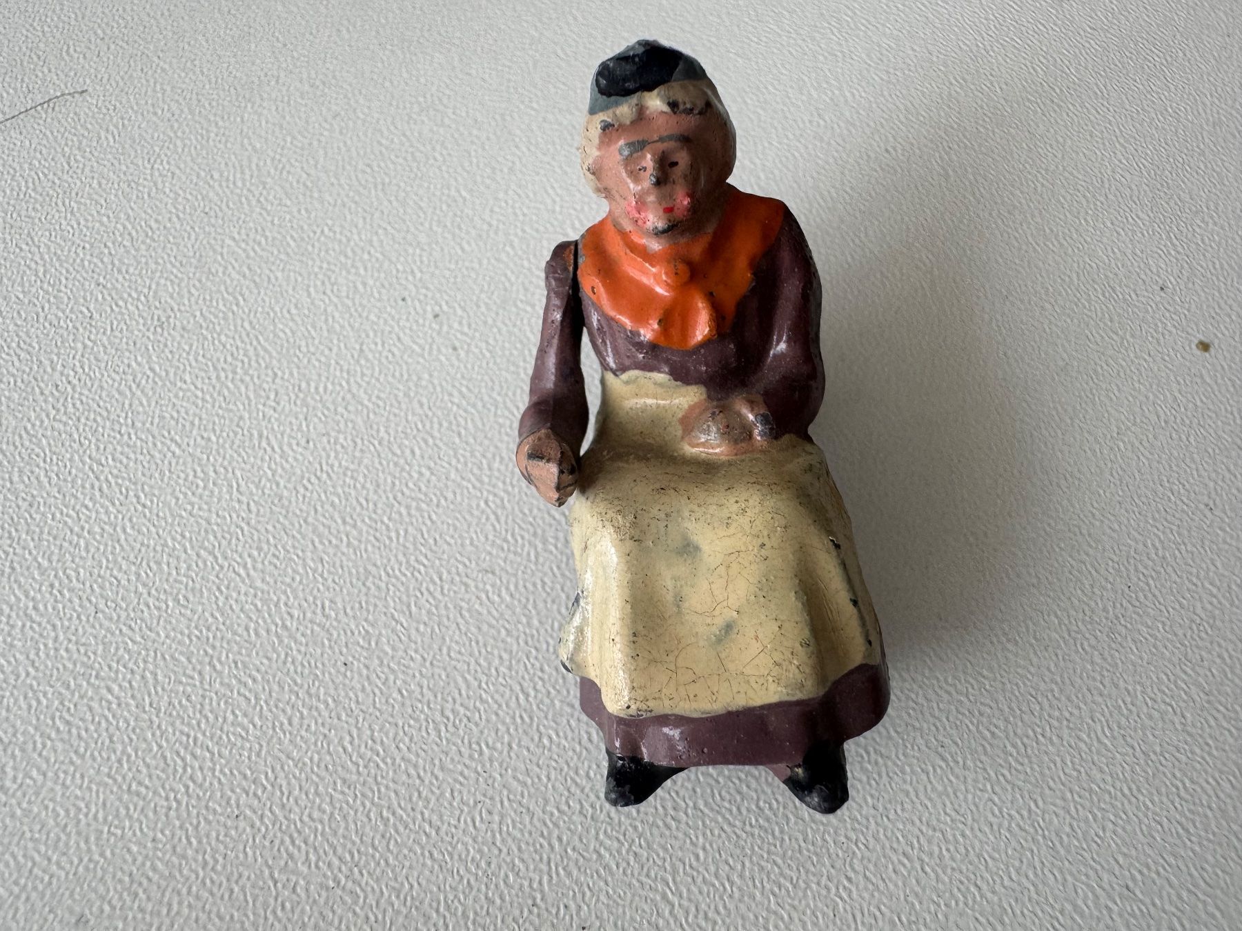 Bing Spielzeuge: Uralte, Metall-Guss Figur "Sitzende Grossmutter", H 4 cm – Gebraucht aus Winterthur von Arma3 7