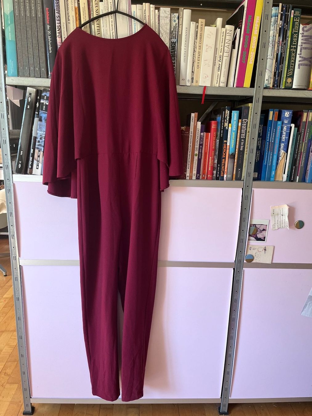 Tute: Wunderschöner Jumpsuit mit Cape. Grösse 42 – Usato da Zürich venduto da takanawa01
