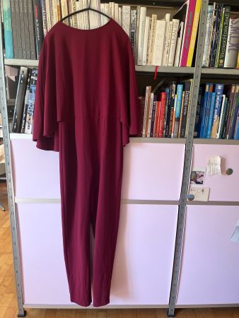 Wunderschöner Jumpsuit mit Cape. Grösse 42