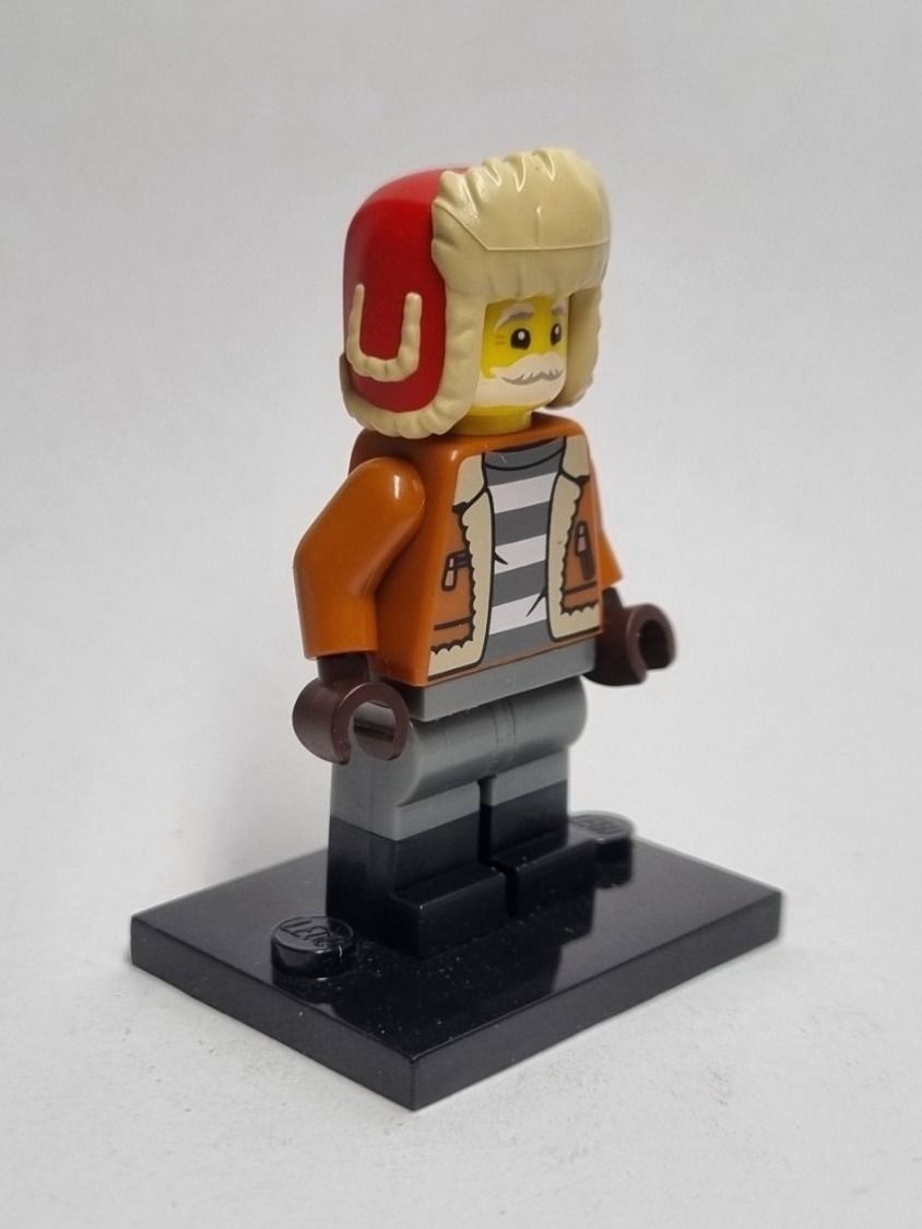 Lego Kit di costruzioni: LEGO BAM Late 2023 Winter Old Men with Jacket – Nuovo (secondo la descrizione) da Basadingen venduto da NekoBricks 2