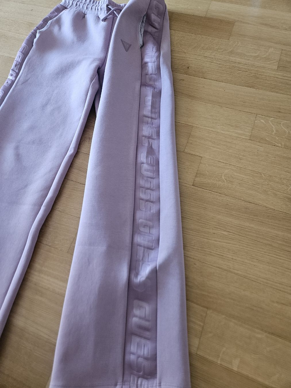 Guess Pantaloni: jogginghose von Guess – Nuovo (secondo la descrizione) da Luzern venduto da Dan_8m79 1