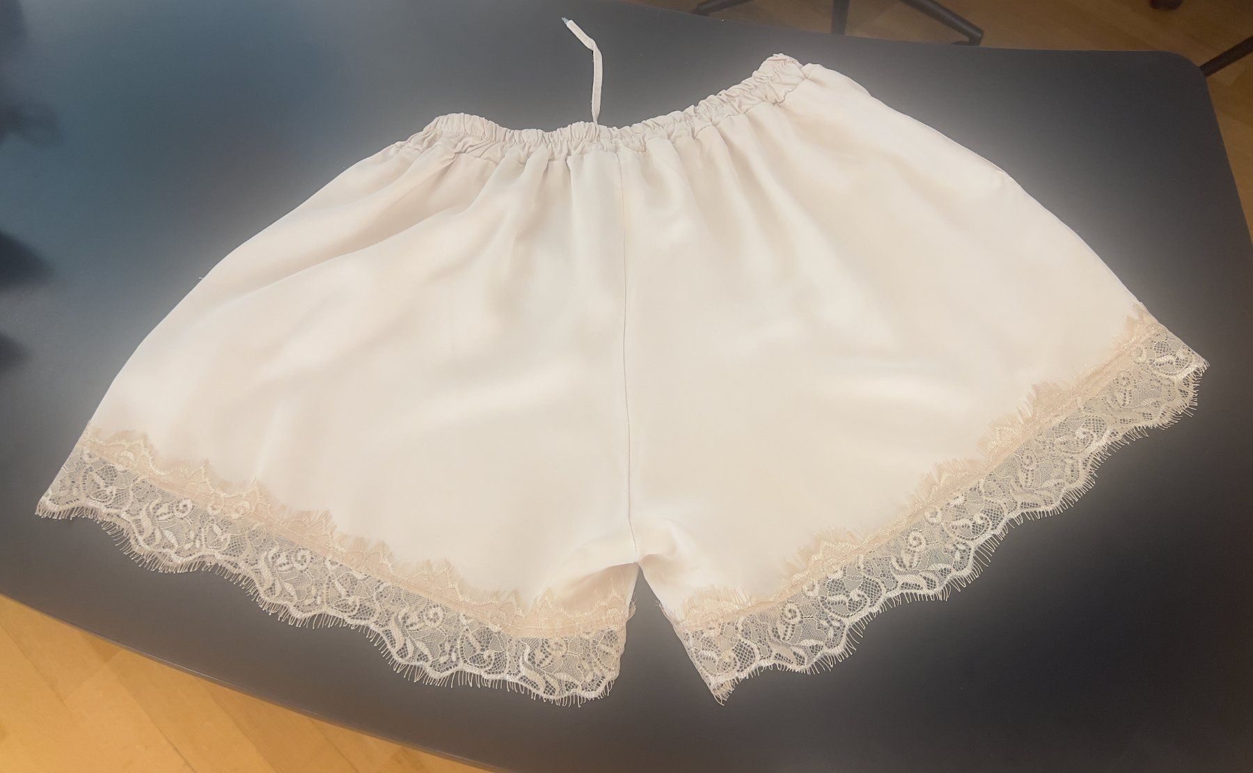 Hosen: Leichte Shorts mit Seide – Neu und originalverpackt aus Zürich von Naebeli 1