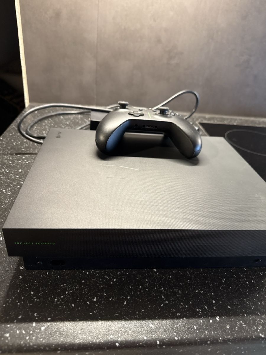 Microsoft Console: Xbox One X Project Scorpio Edition 1TB + Controller + Kabel – Usato da Uetendorf venduto da Loscar1