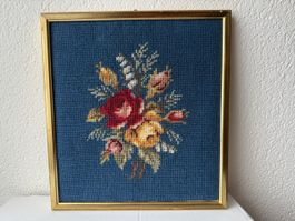 Blumenbild Gobelin Stickerei im Goldrahmen, Vintage Deko