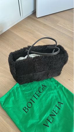 Bottega Veneta ARCO Shearling-Tasche – NEU!