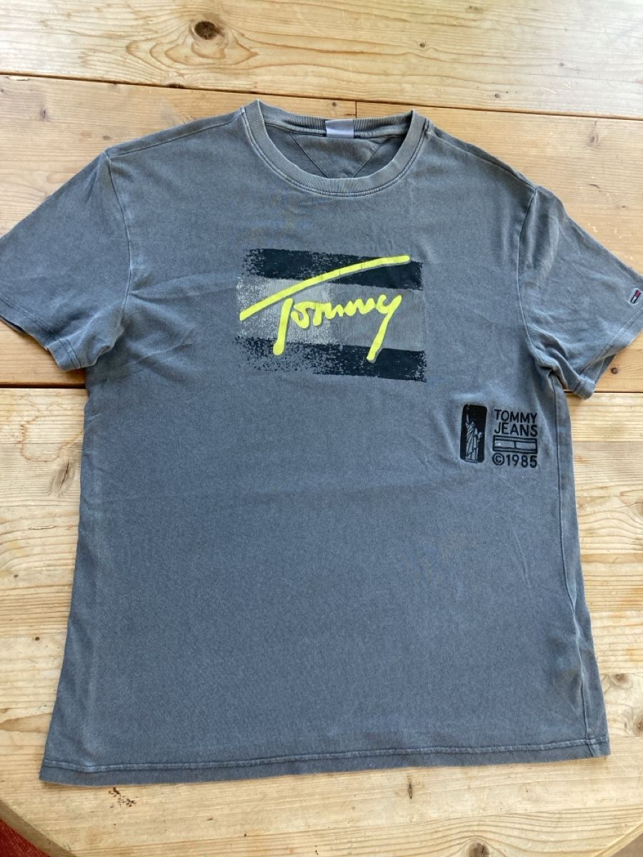 Tommy Hilfiger Hemden, T-Shirts & Polos: Tommy Jeans T Shirt 2 – Gebraucht aus Romanshorn von gokken