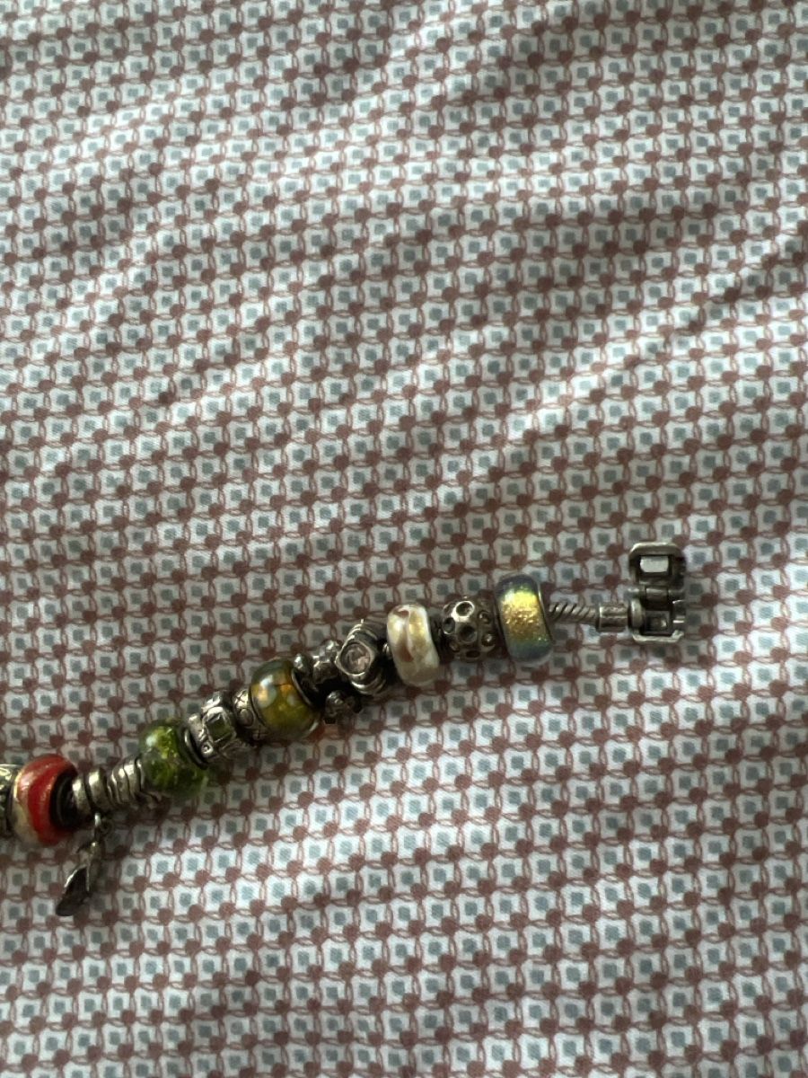 Bracciali & Braccialetti: Bettelarmband mit bunten Glasperlen und Silber teile – Usato da Olten venduto da AtelierSecondhand23 1