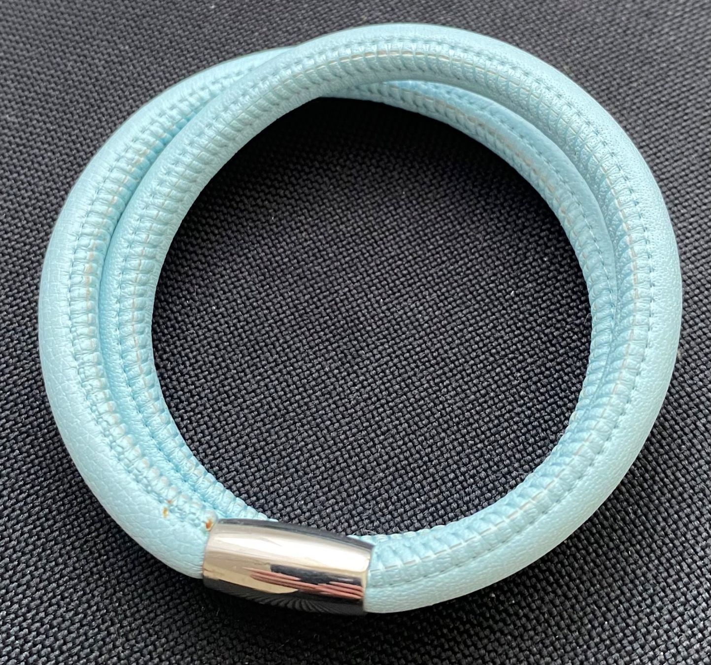 Armbänder & -reifen: Lederarmband 40cm, Verschluss magnetisch, hellblau – Gebraucht aus Reichenburg von Noxima 2