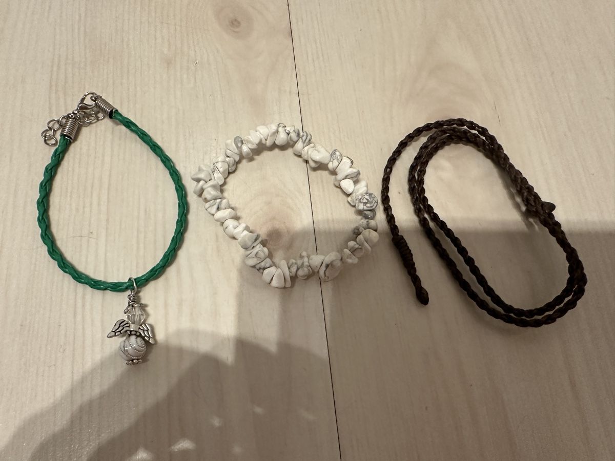 Bracciali & Braccialetti: Modeschmuck Set: 3 Armbänder, Leder, Engel, Howlith – Usato da Kloten venduto da MikiMiki_7
