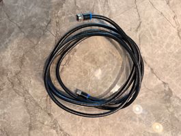 Langes Satellitenkabel in schwarz