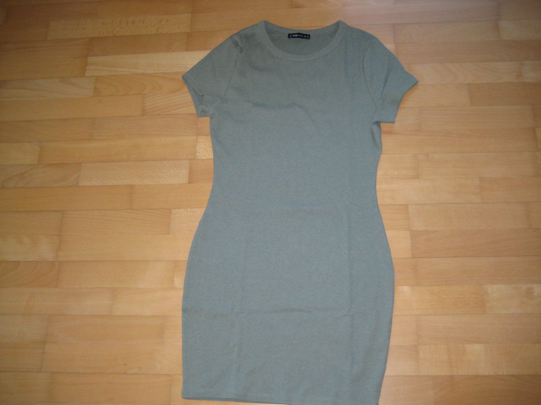 Vestiti & Gonne: Tshirtkleid olive Grösse XL – Usato da Dietlikon venduto da kue_6cd5