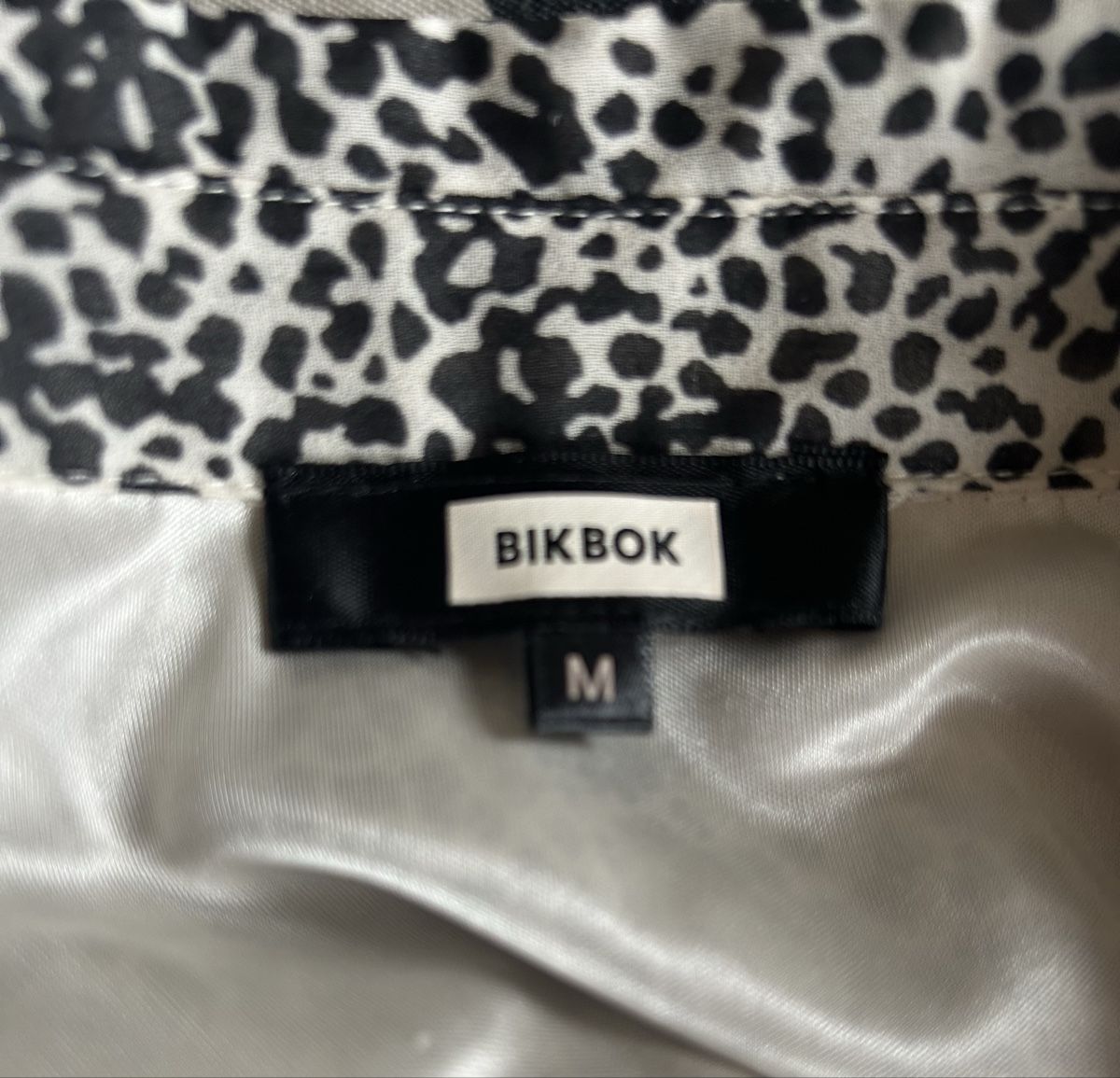 Kleider: Bik Bok Leopard Print Pleated Dress, Size Medium. – Neu (gemäss Beschreibung) aus Zürich von Mistral61 6
