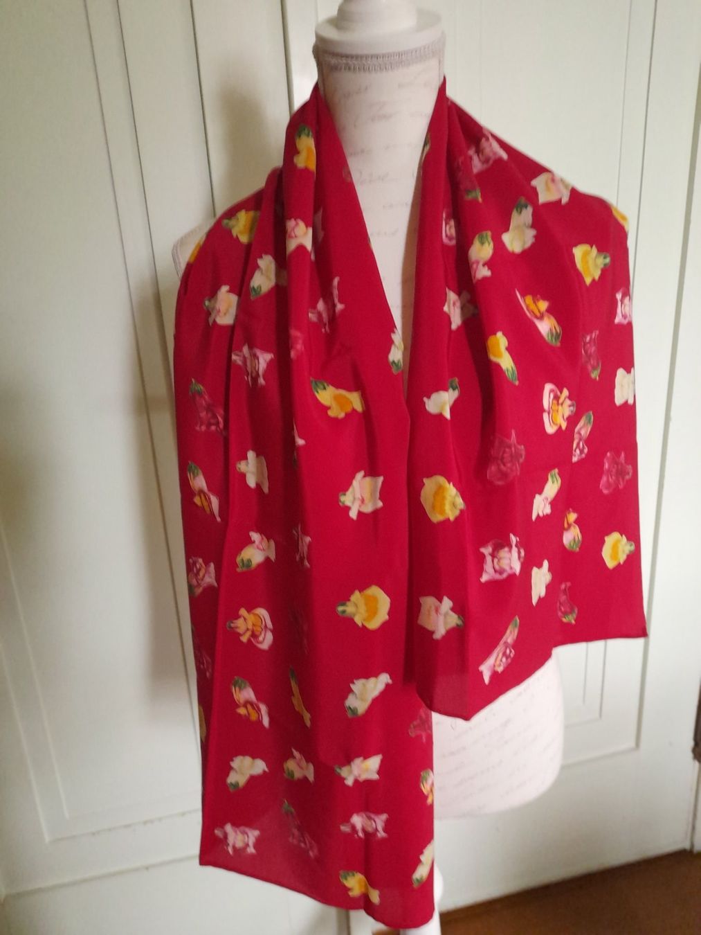 Fabric Frontline Foulard & Sciarpe: FRÖHLICHER SCHAL MIT LÖWENMÄULCHEN VON FABRIC FRONTLINE – Usato da Lenzburg venduto da mayfair02 2