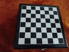 Edles Schachspiel mit Wein-Set im Koffer - Top Zustand!