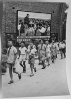 Erh. Hürsch 2 Fotos um 1975, China: Schülergruppe + Mao-Bild