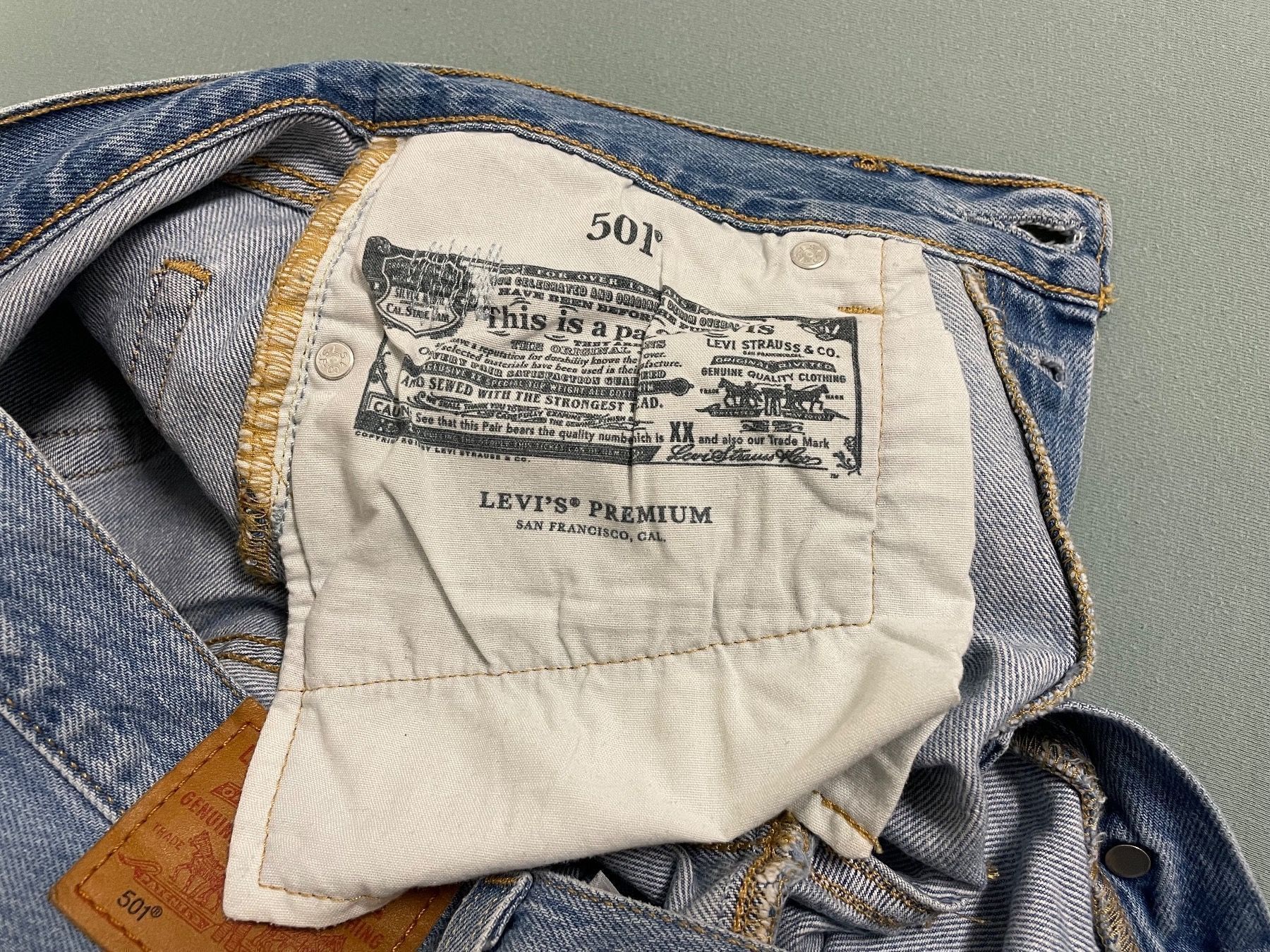 Levi's Pantaloni: Levi's 501 Jeans Shorts – Usato da Basel venduto da Robyn20 7