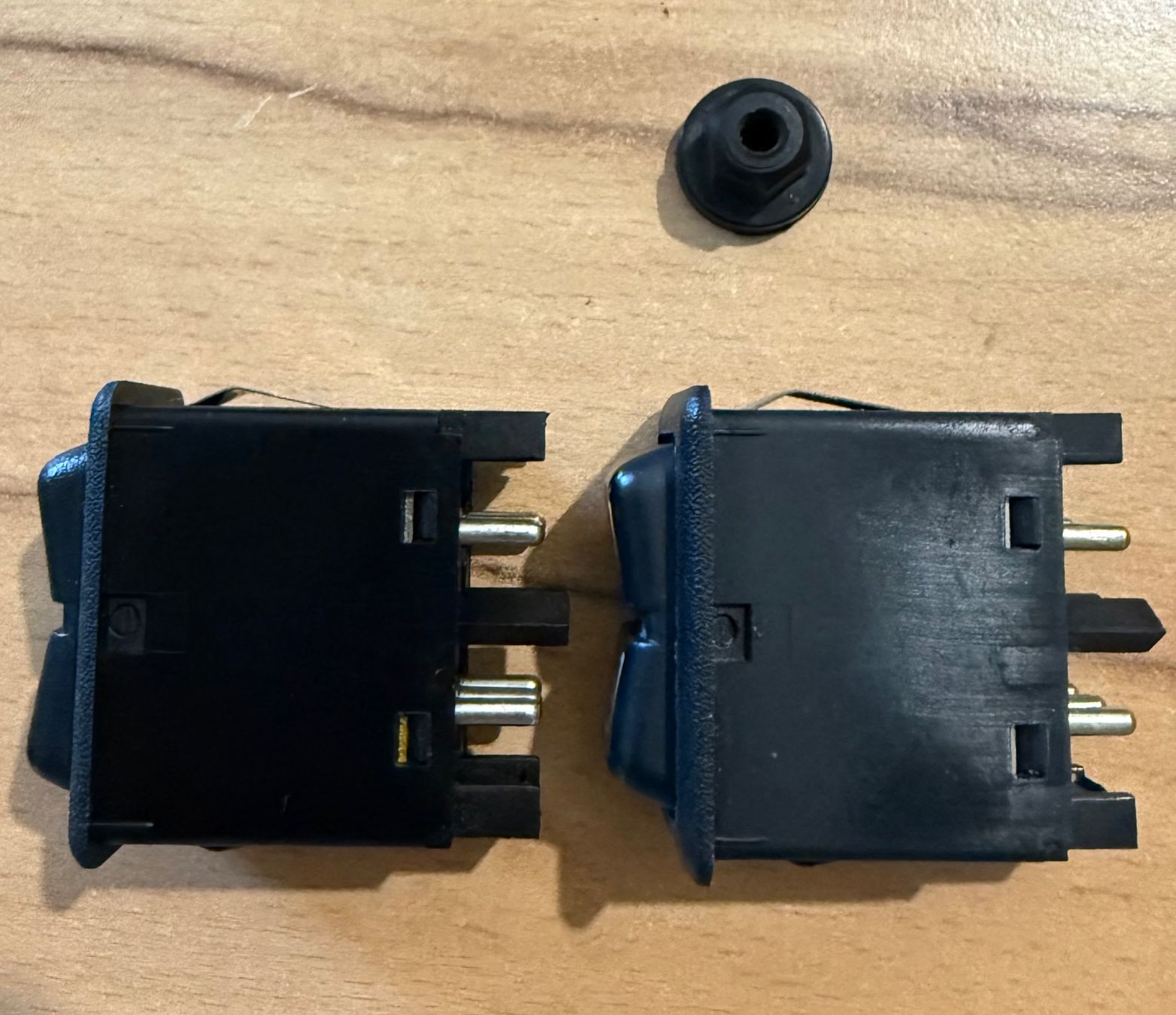 BMW Alle Autoersatzteile: BMW E30 Mittelkonsole Schwarz + Sitzheizung Schalter – Gebraucht aus Winikon von cabriofan01 6