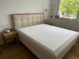 Box Spring Bett mit zwei Nachtischli