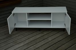 Lowboard weiss Nr.2 mit Füssen, auch als TV-Möbel nutzbar