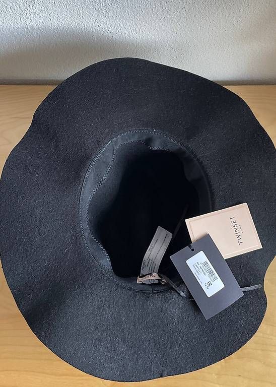 Twinset Copricapi, berretti & cappellini: Twinset Milano cappello – Nuovo (secondo la descrizione) da Davesco-Soragno venduto da tin_6xjv 1