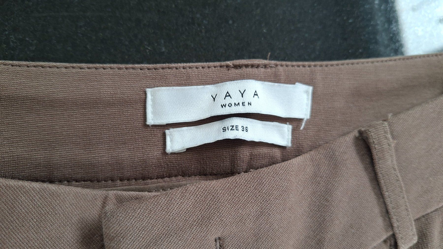 Pantaloni: Stoffhose / 7/8 Länge / taupe / Gr 36 – Usato da Emmenbrücke venduto da thokasaluni 2