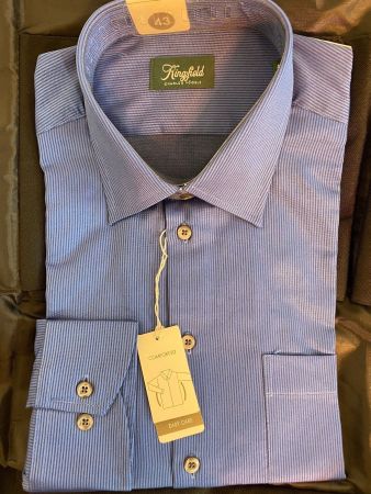 Chemise à manches longues bleu.