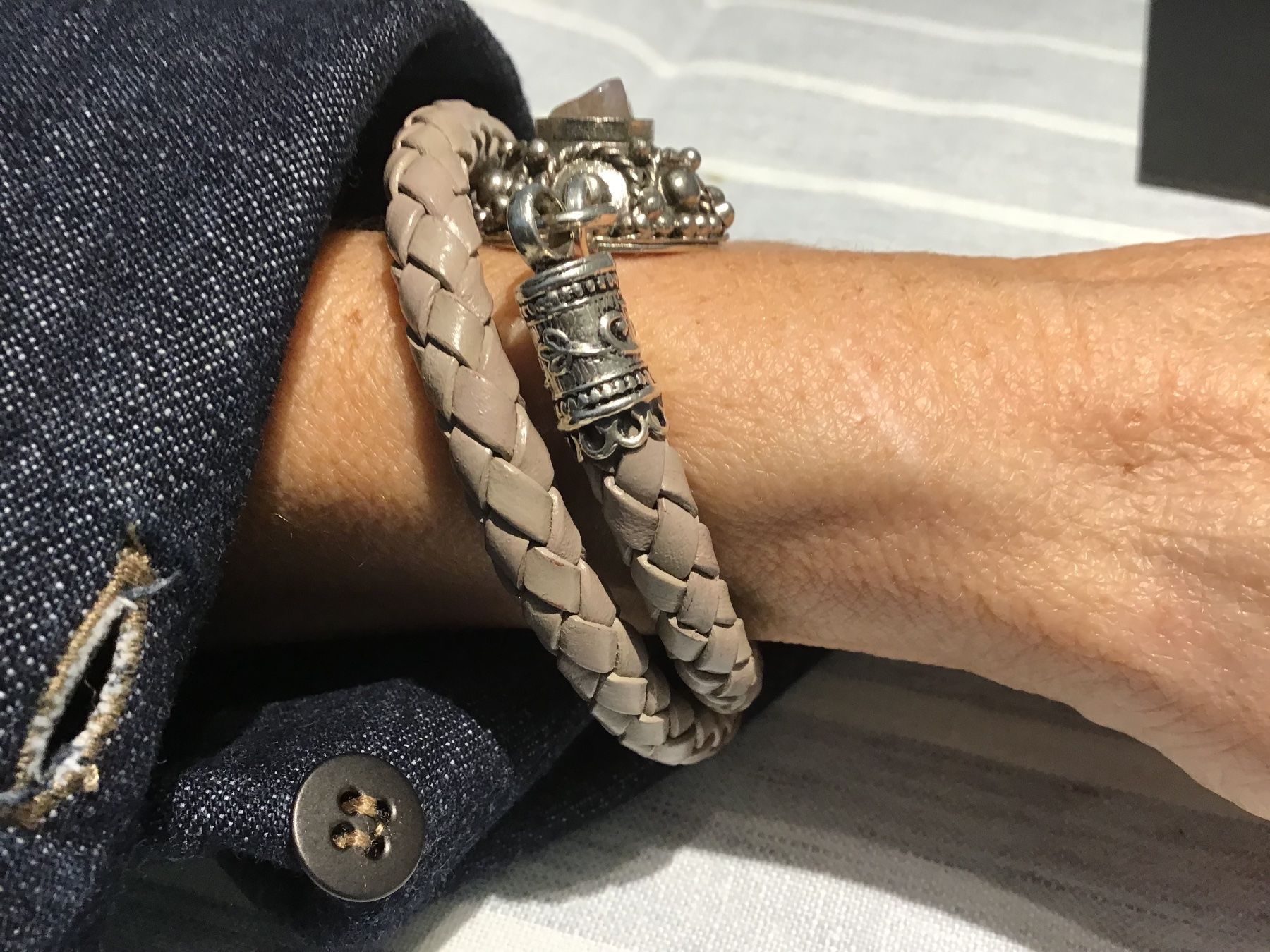 Bracciali & Braccialetti: Edles Lederwickelarmband mit Anhänger – Usato da Birsfelden venduto da rah_8bfj 3