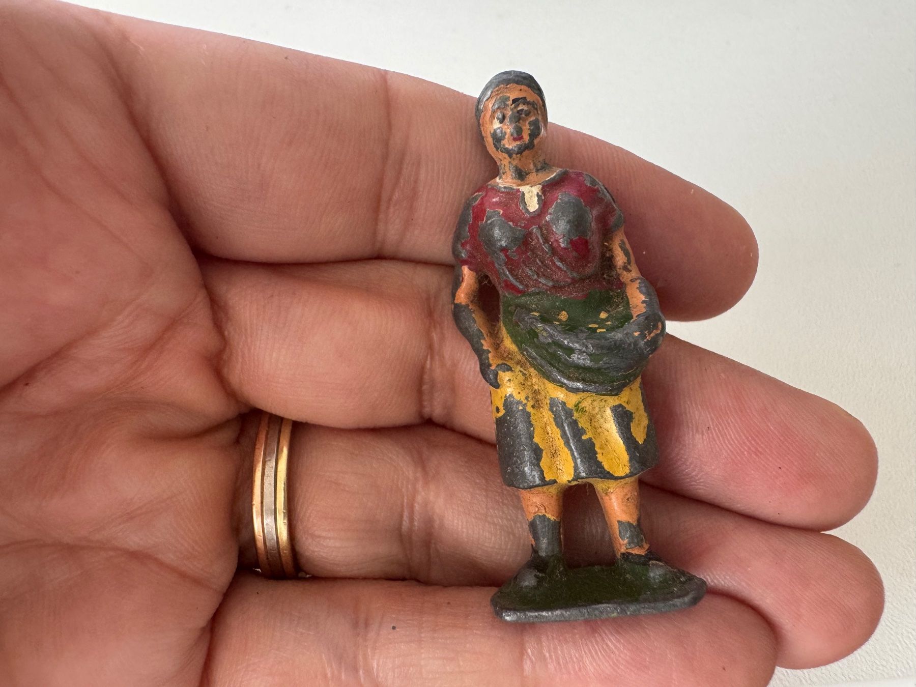 Bing Spielzeuge: Uralte Metall-Guss Figur "Bäuerin", Höhe ca. 5 cm – Gebraucht aus Winterthur von Arma3 4