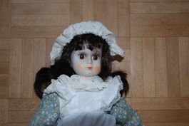 Porzellanpuppe mit Kleid und Schuhen