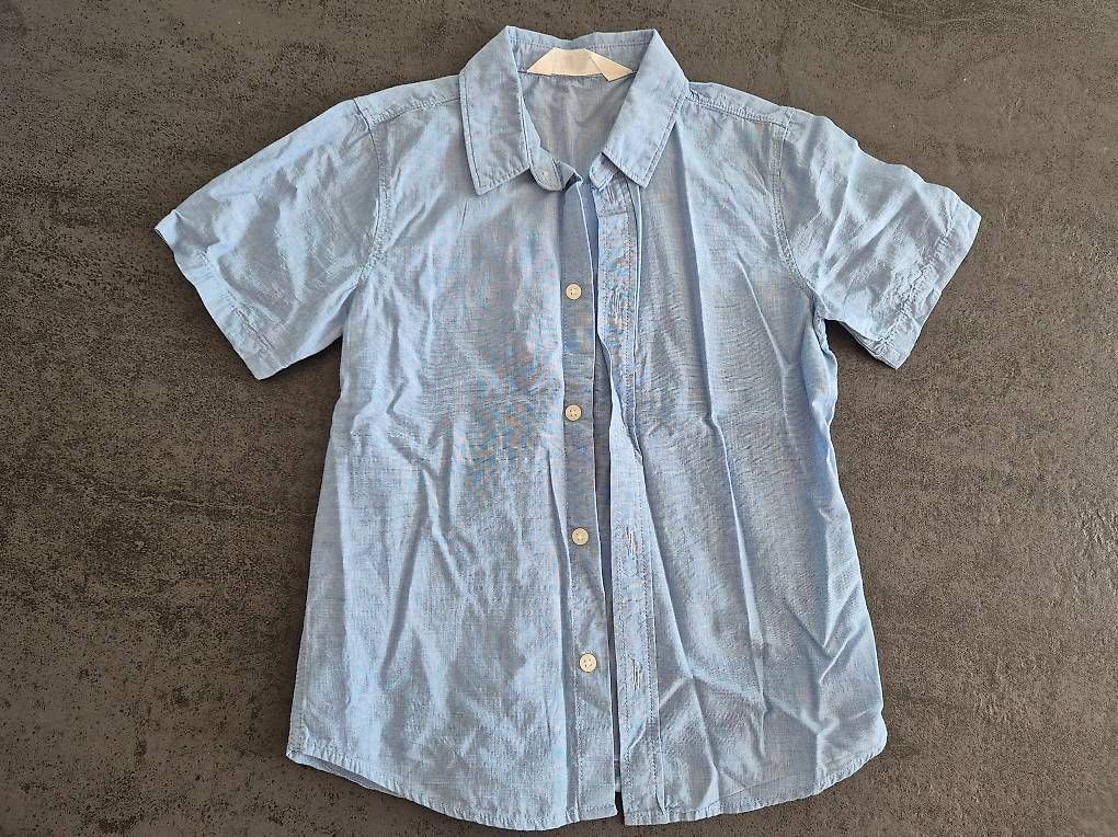 H&M Camicie, T-shirt & Polo: hellblaues Kurzarm Hemd H&M 122 – Usato da Wittenbach venduto da MOW9