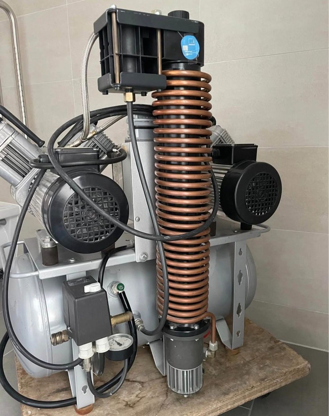 Compressori: 50 Liter Luftkompressor mit 4 Zylindern kompressor compresso – Usato da Oftringen venduto da mare24vw 3