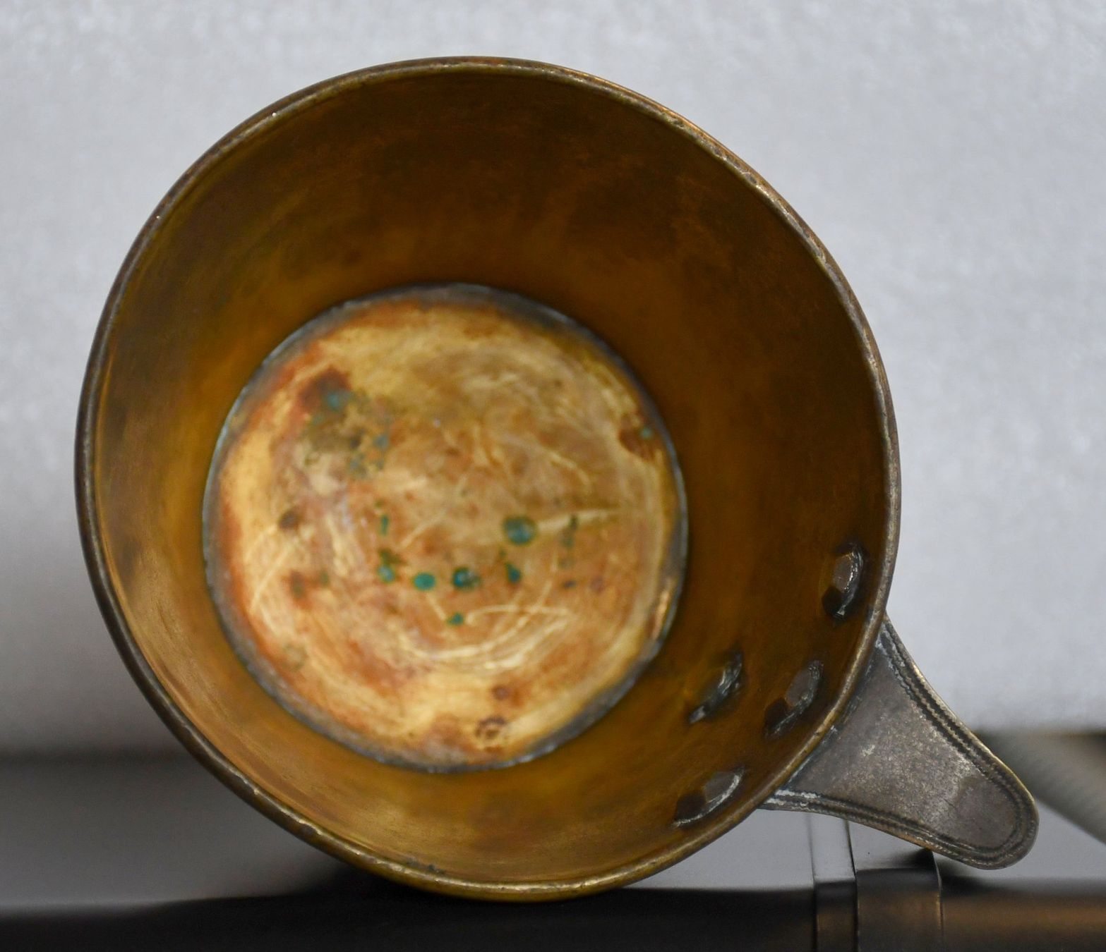 Tazze: Antiker Becher oder Tasse mit Jagdmotiv, ca. 8cm hoch – Usato da Rotkreuz venduto da salsanera 6