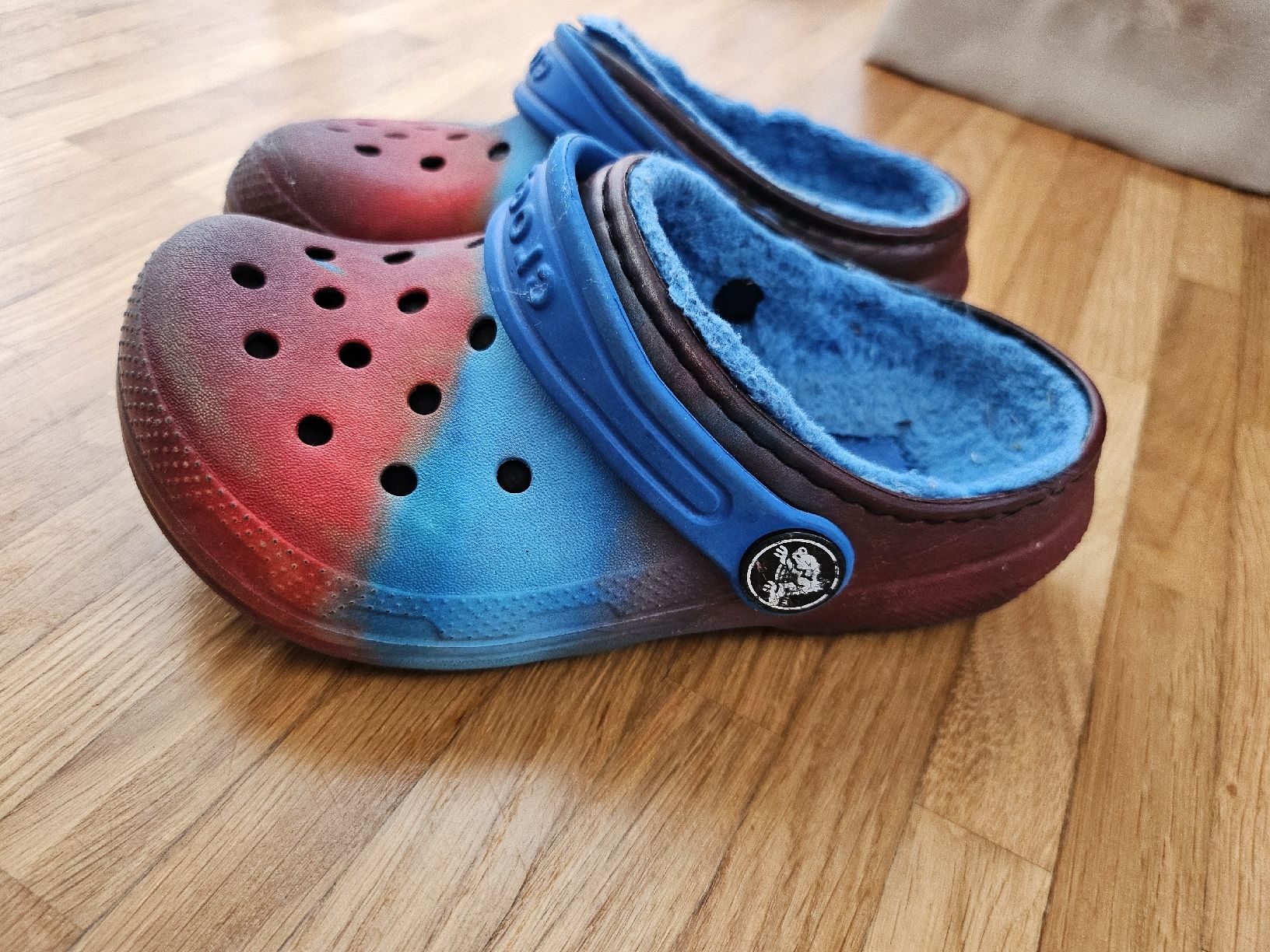 Crocs Scarpe per ragazzi: Kuschelige Crocs Gr. 26 gefutter, Unisex – Usato da Rapperswil SG venduto da dslemer