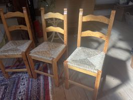 3 Stühle mit geflochtenem Sitz, sehr stabil