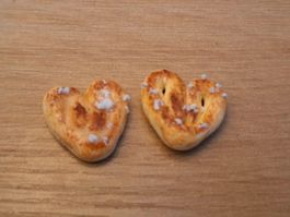 Handmade Herzbrötchen mit Hagelzucker