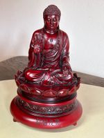 Buddha Figur mit dem Swastica Amulett