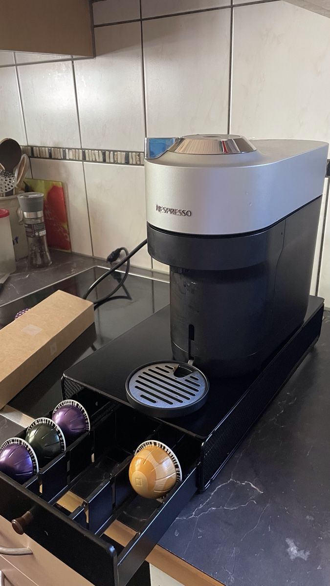 Nespresso Macchine per caffè & Macchine per espresso: Nespresso Vertuo Pop+ Kaffemaschine – Usato da Lauterbrunnen venduto da Baergfee5