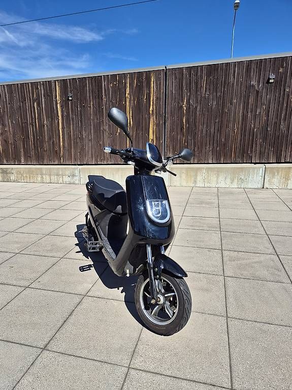 Scooter: X1 E-Roller / Elektro-Scooter  robust & zuverlässig – Usato da Seon venduto da ard_8cwt