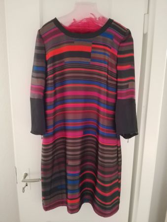 Superschönes weiches Kleid von comma toller Glanz Grösse 38