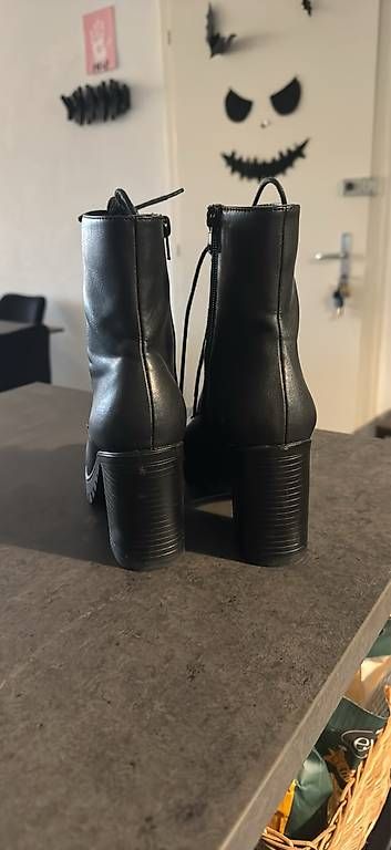 Scarpe da donna: Bottines noires à talons  – Usato da La Chaux-de-Fonds venduto da jas_g9x8 1