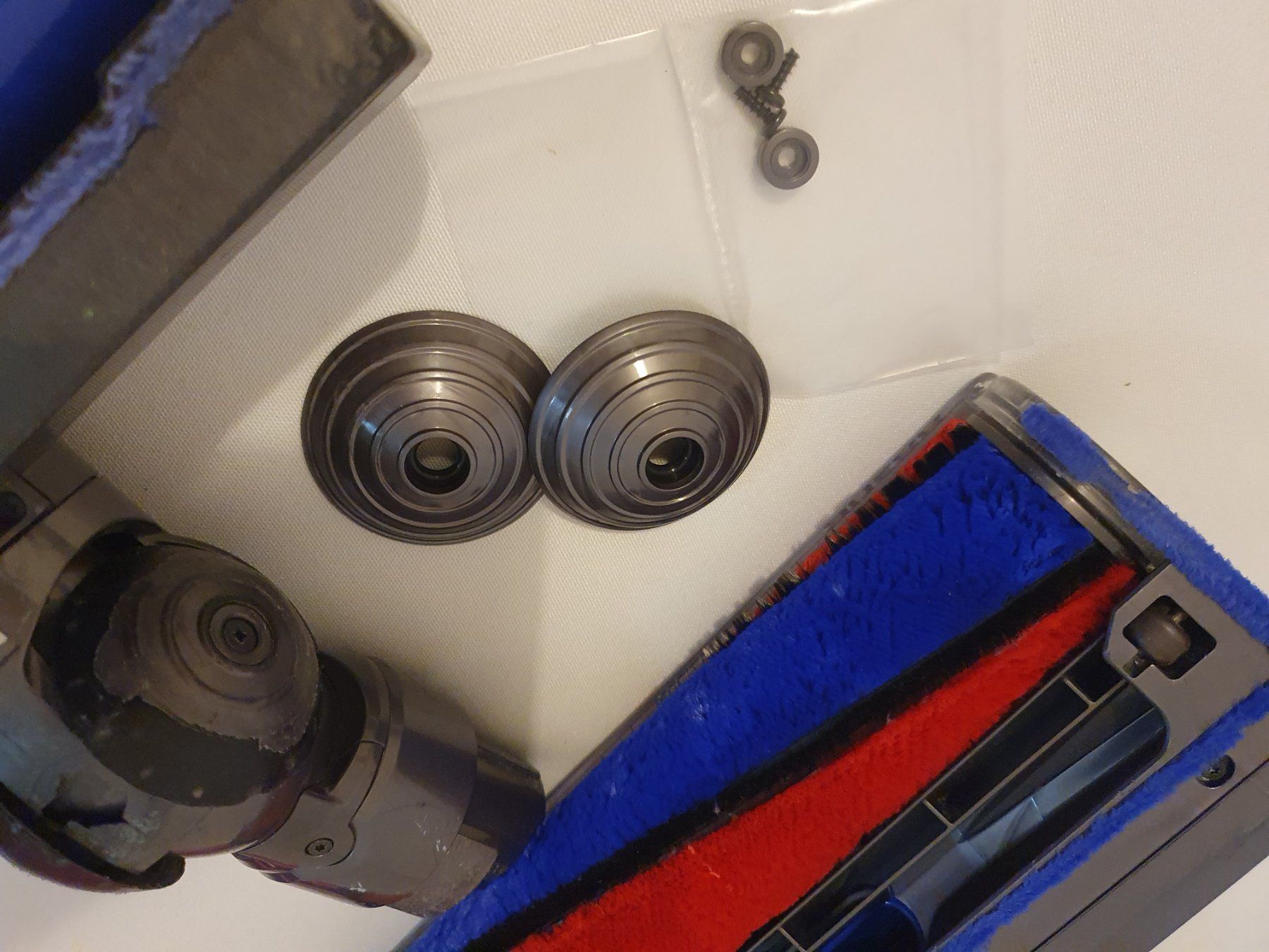 Dyson Aspirapolveri & Accessori: Dyson V8 avec 2 brosses principales – Usato da Lausanne venduto da Af2016 5