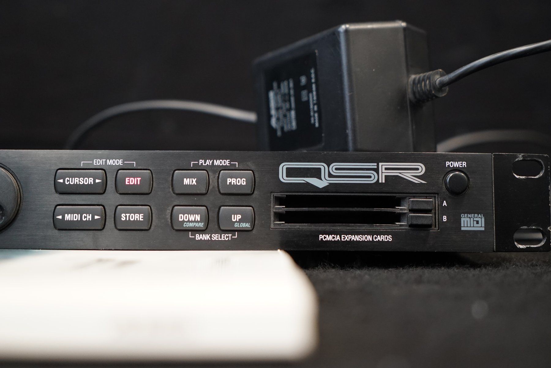 Alesis Strumenti musicali: Alesis QSR 64 Voice Expandable Synthesizer Module Rack Unit – Usato da Ortschwaben venduto da Musictrade 1
