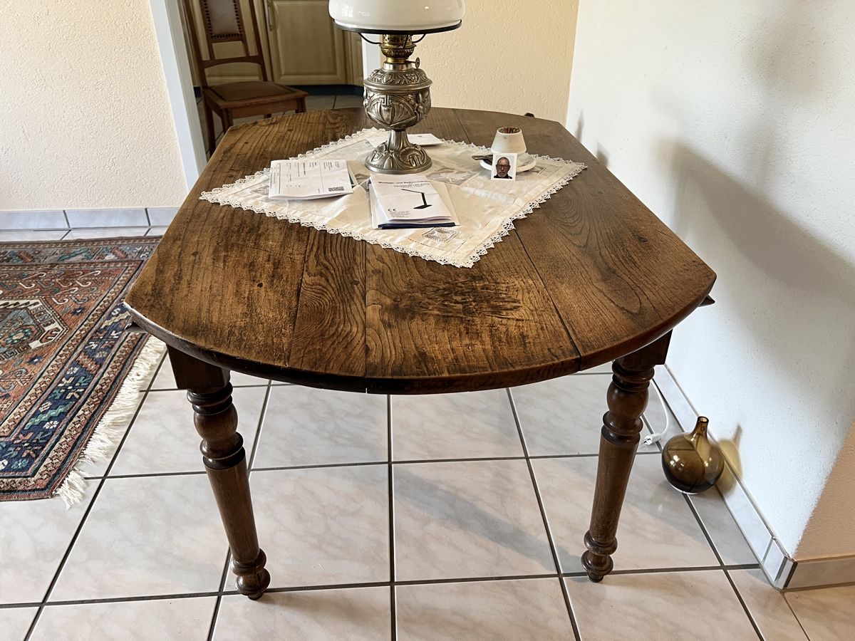 Set di tavolo e panche: Tisch und 5 Stühle Nussbaum gebraucht – Usato da Neuenegg venduto da Magosaurus 8